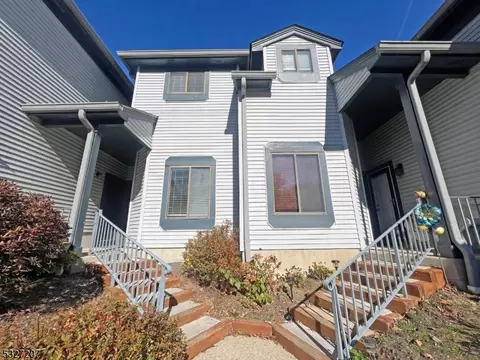 77 Overlook Dr, Hackettstown, NJ 07840
