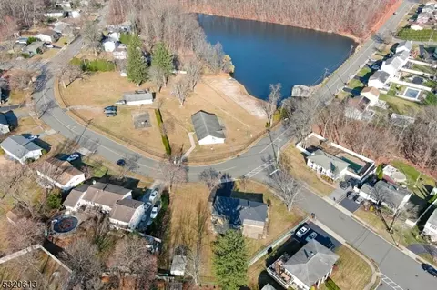 41 White Rock Blvd, Jefferson, NJ 07438