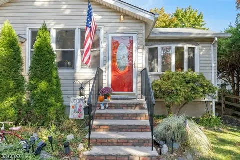 122 Iroquois Ave, Parsippany-troy Hills Twp, NJ 07034