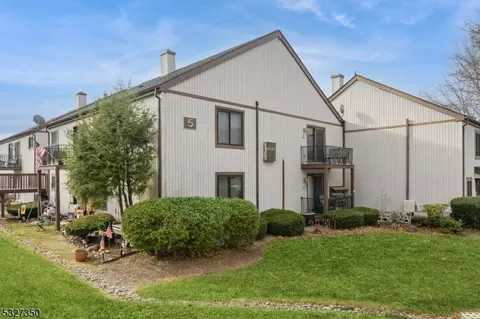 581 Dell Pl #81, Stanhope, NJ 07874