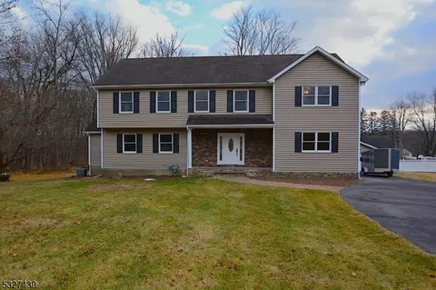 6 Ferrous Ct, Chester, NJ 07930