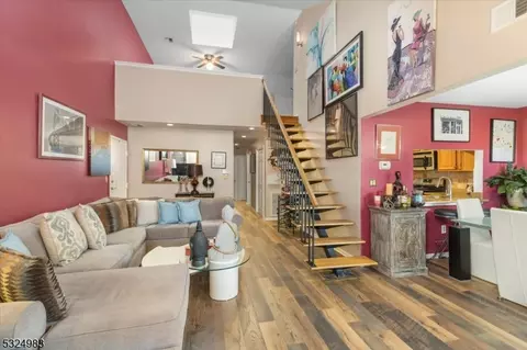 8 Boulder Run Rd, Paterson, NJ 07501