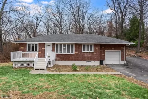 49 Hillside Dr, Bloomingdale, NJ 07403