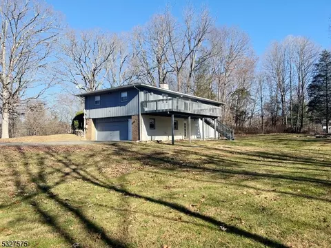 12 Chanwood Dr, Newton, NJ 07860