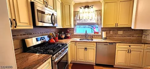 8 Margaret Dr, Montville Twp, NJ 07058