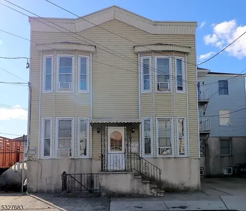 698 Market St, Newark, NJ 07105