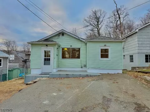 12 Colby Trl, Hopatcong, NJ 07843
