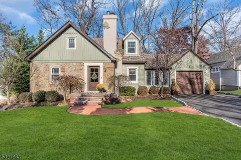14 Longview Rd, Livingston, NJ 07039