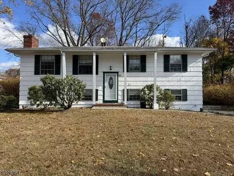 22 Overlook Dr, Jefferson, NJ 07438