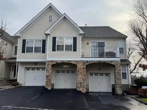 142 Mountainside Dr, Pompton Lakes, NJ 07442