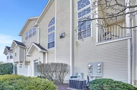 90 Wildflower Ln, Morristown, NJ 07960