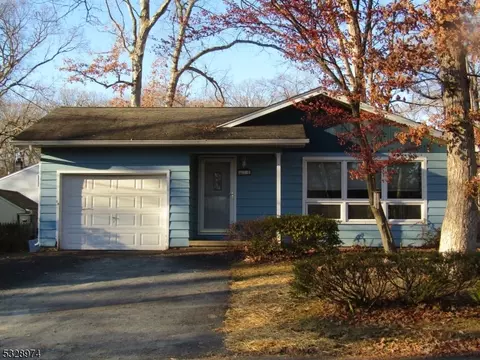 14 Acorn St, Stanhope, NJ 07874