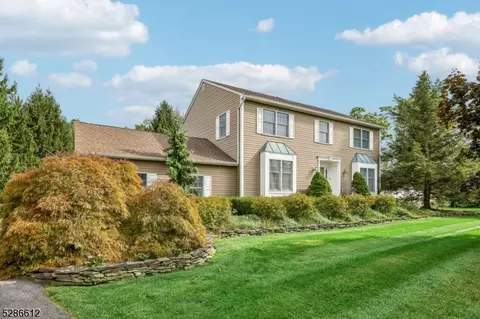 8 Thunder Dr, Vernon Twp, NJ 07418