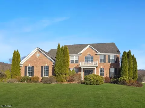 7 Spring Run Ln, Lopatcong, NJ 08886