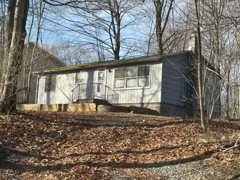 26 Plaza Dr, Newton, NJ 07860
