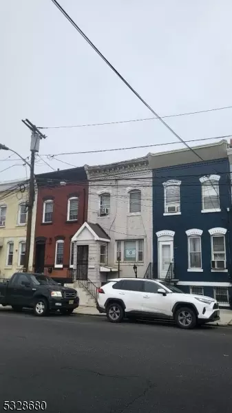 683 12 Market St, Newark, NJ 07105