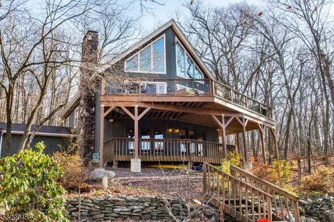 18 E Shore Rd, Bloomingdale, NJ 07403