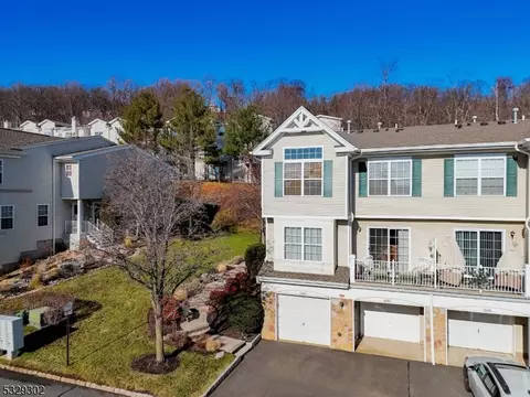 1048 Shadowlawn Dr, Green Brook, NJ 08812