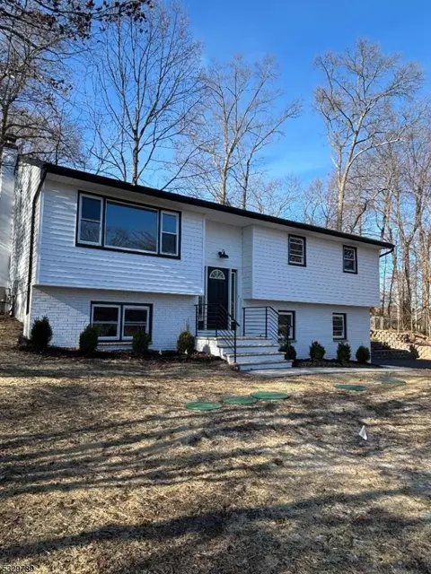 56 Highland Rd, Bloomingdale, NJ 07403
