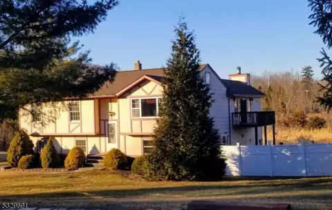 5 Meadowlark Dr, Vernon Twp, NJ 07418