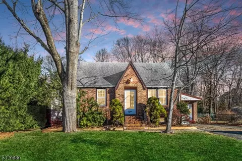 8 Reinmann Dr, East Hanover, NJ 07936