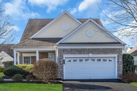 154 Stone Manor Dr, Franklin Twp, NJ 08873