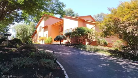 136 Eileen Dr, Cedar Grove, NJ 07009