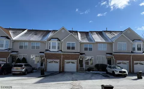 4 Saddle Ct, Somerset, NJ 08873