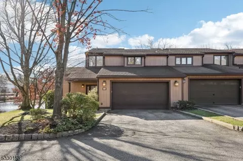 16 Ponds Cir, Wayne, NJ 07470