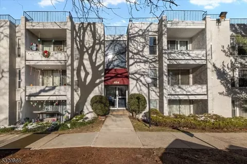 454 River Rd #A, Nutley, NJ 07110