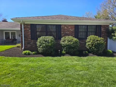 23 Dorset Ct, Franklin Twp, NJ 08873