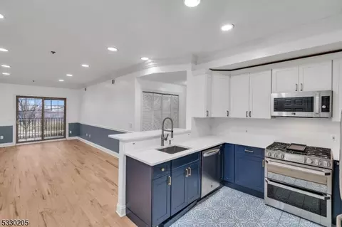 15 Tichenor Ln #207, Newark, NJ 07102