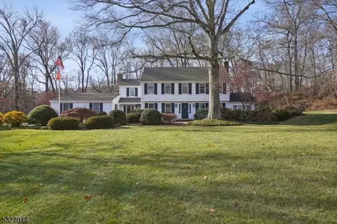 39 Shalebrook Dr, Morristown, NJ 07960