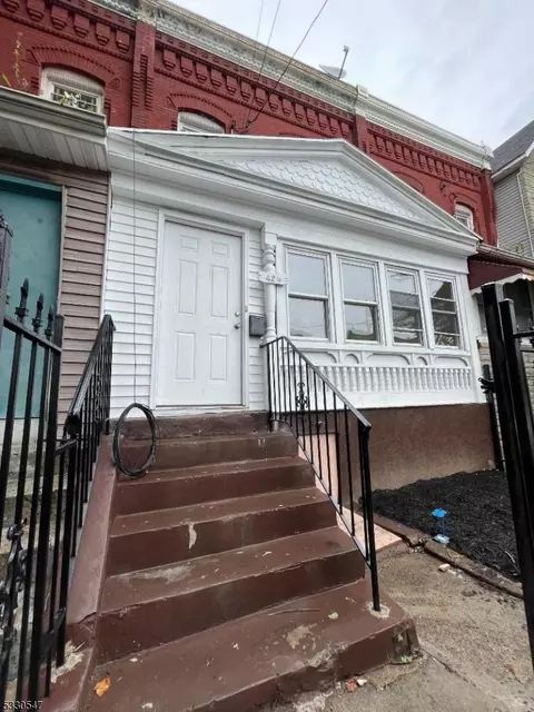 42 Emmet St, Newark, NJ 07114