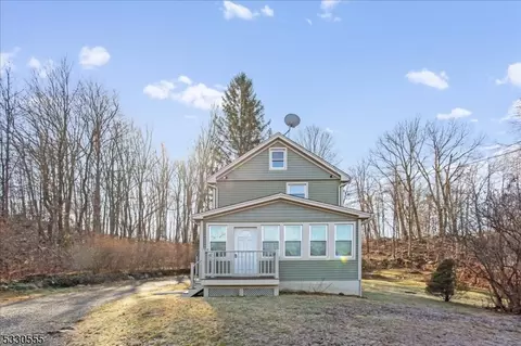 9 Hart St, Roxbury Twp, NJ 07850