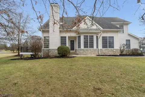 8 Westgate Dr, Annandale, NJ 08801