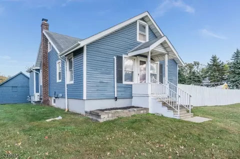 2 Hoffman Rd, Lebanon, NJ 08833