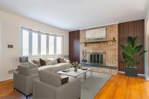 30 Holiday Dr, Hopatcong, NJ 07843