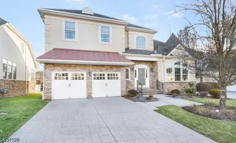 31 Johns Dr, Warren, NJ 07059