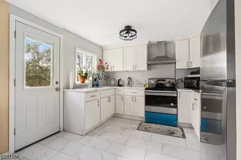 16 Venetian Dr, Jefferson, NJ 07849