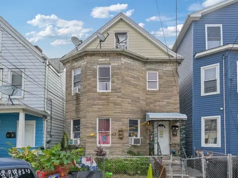 92 10th St, Passaic, NJ 07055