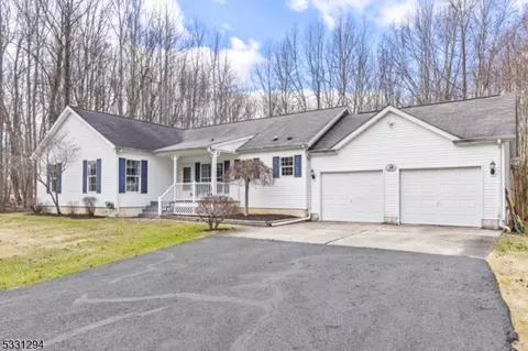 15 White Pine Rd, Monroe Township, NJ 08831