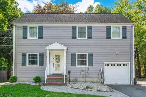 15 Charles St, Livingston, NJ 07039