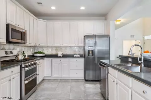 238 Levinberg Ln, Wayne, NJ 07470 photo 15