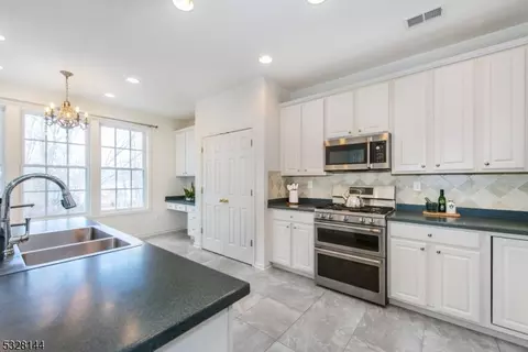 238 Levinberg Ln, Wayne, NJ 07470 photo 17