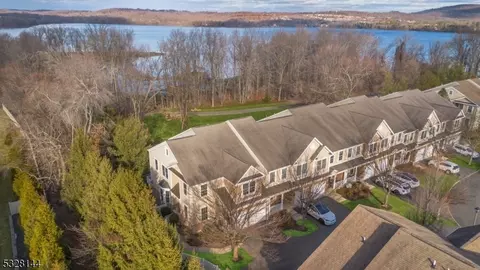 238 Levinberg Ln, Wayne, NJ 07470