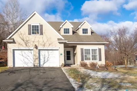 3 Bluffs Ct, Hamburg, NJ 07419