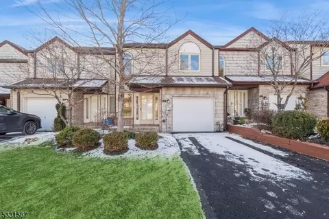 28 Monett Ct, Morris Plains, NJ 07950