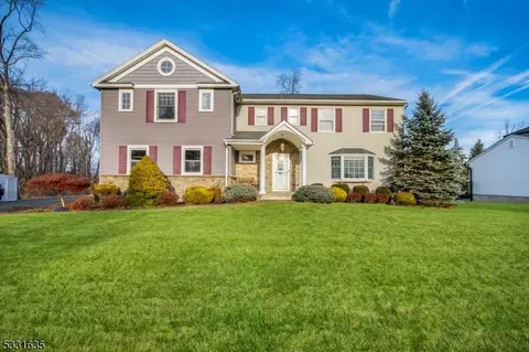 61 Timberhill Dr, East Hanover, NJ 07936