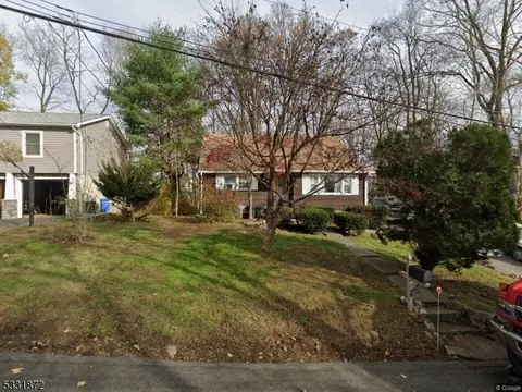 8 Tomahawk Trl, Denville, NJ 07834